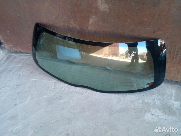 Стекло крышки багажника Toyota Yaris 2008 год