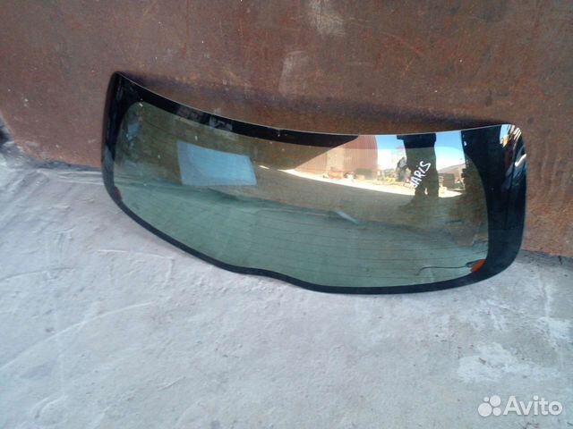 Стекло крышки багажника Toyota Yaris 2008 год
