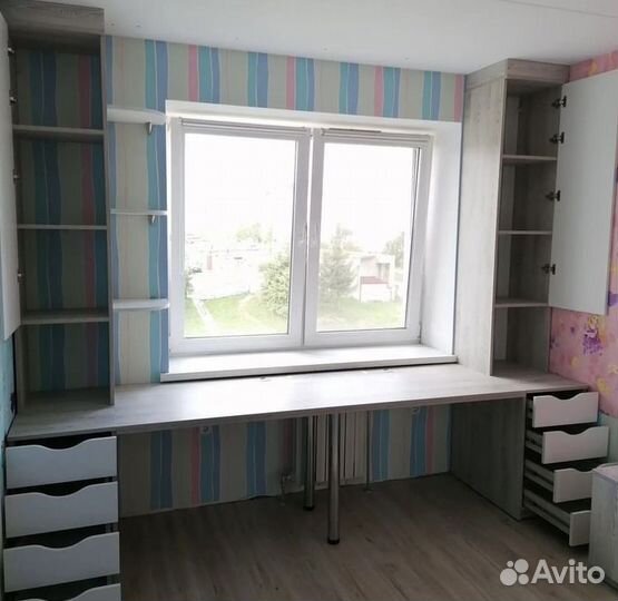 Письменный стол в детскую