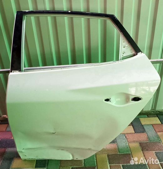 Дверь машины