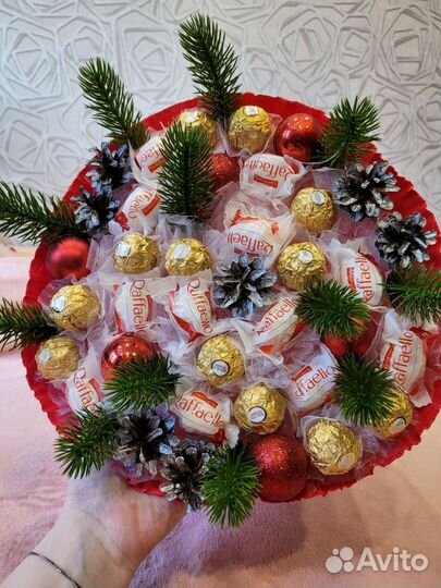 Сладкий новогодний букет из конфет
