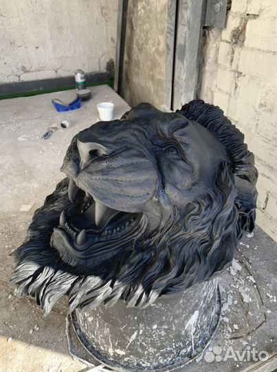 Скульптура льва настенная