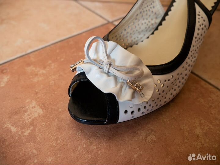 Белые летние босоножки из натуральной кожи