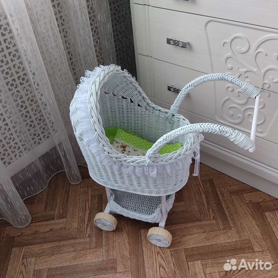 Коляска плетёная для кукол