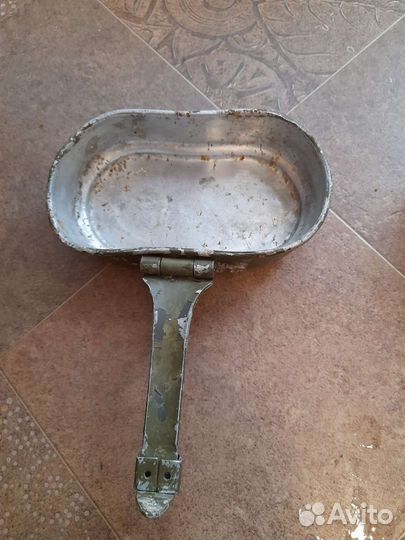 Крышки от немецких котелков и манерка