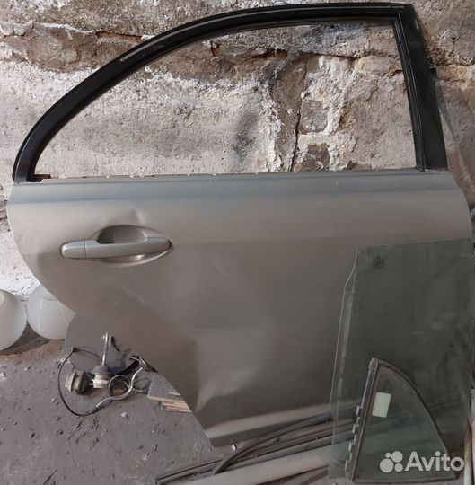 Дверь задняя правая Toyota avensis 2007г