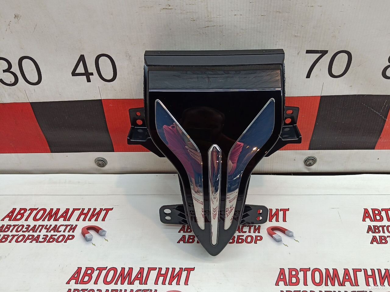 Эмблема решетки радиатора Voyah Dream