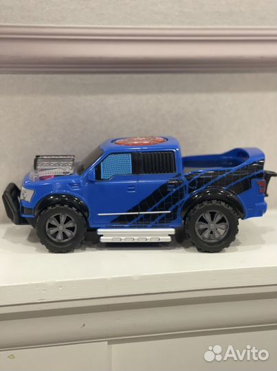 Детская машинка на батарейках