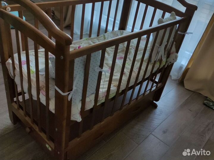 Детская кроватка с маятником и ящиком