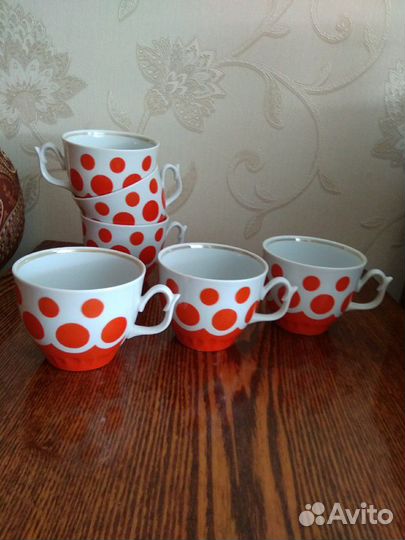 Чайные чашки, бокал на блюдце салаткик