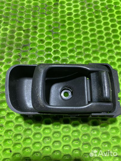 Ручка двери внутренняя левая Nissan Bluebird