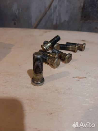 Шпильки колесные