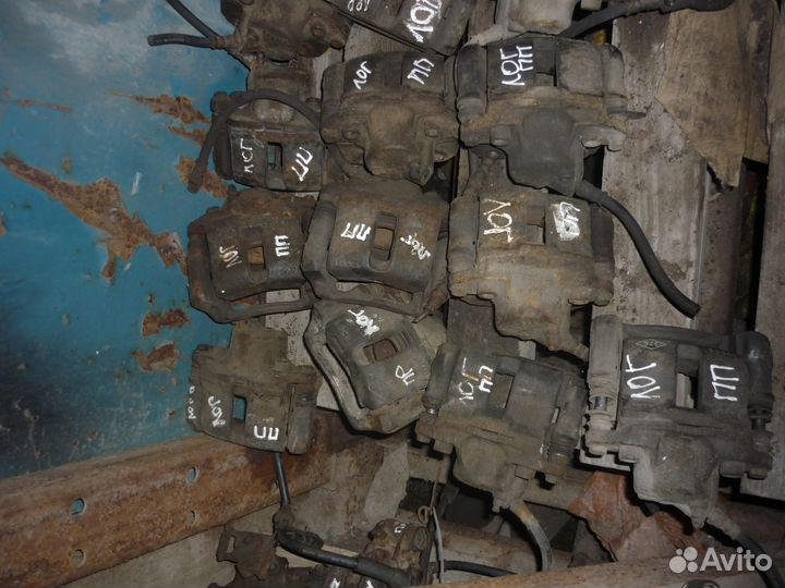 Суппорт передний правый Рено Логан