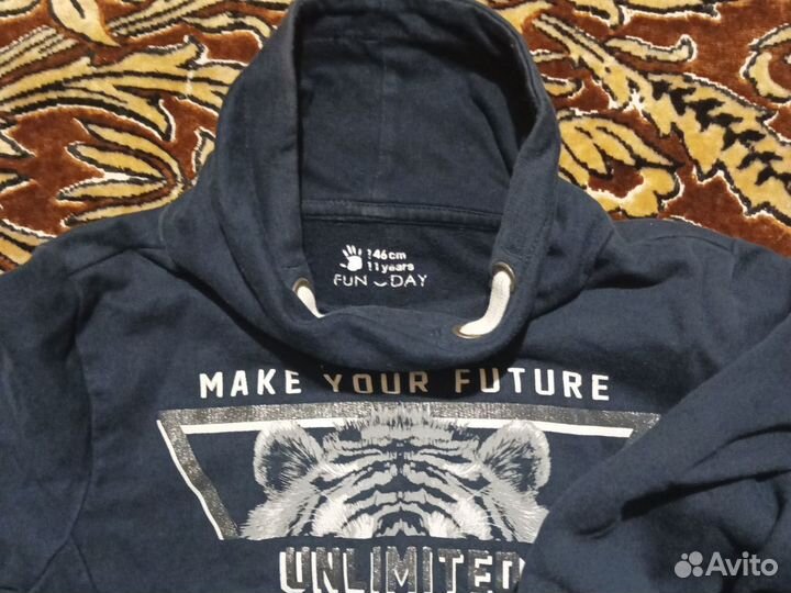 Кофта с длинной горловиной