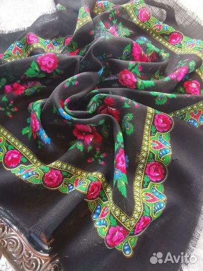 Яркий платок для творчества