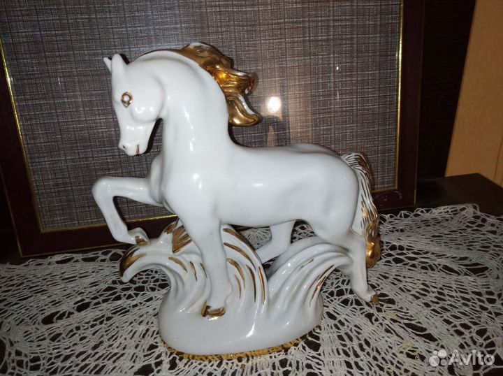 Фарфоровая статуэтка конь лфз