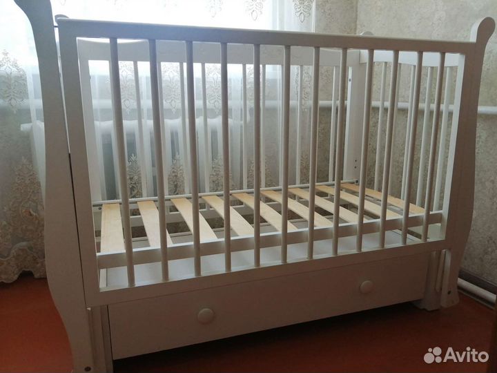 Детская кроватка с маятником и ящиком