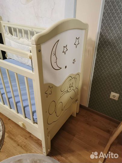 Детская кроватка с продольным маятником