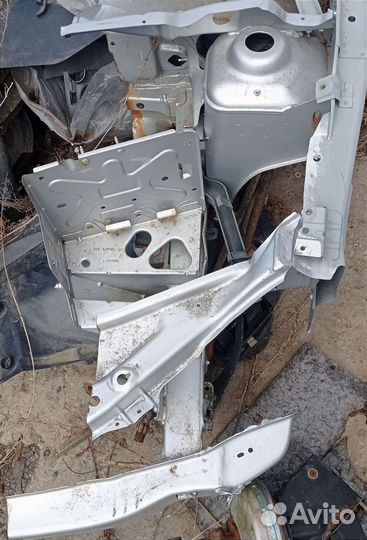 Левая передняя четверть Ниссан Альмера G15