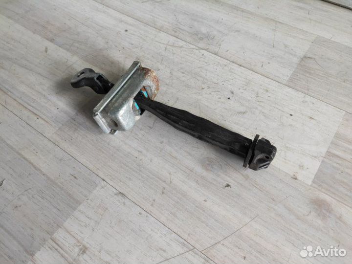 Ограничитель двери задний правый Opel Astra J 2010