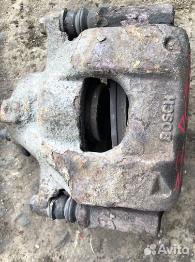 Тормозной суппорт передний левый peugeot 107