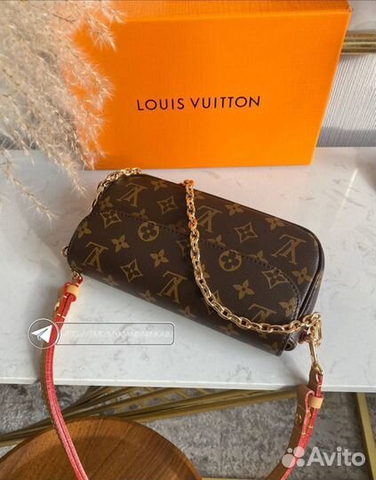 Кошелек от Louis Vuitton на цепочке