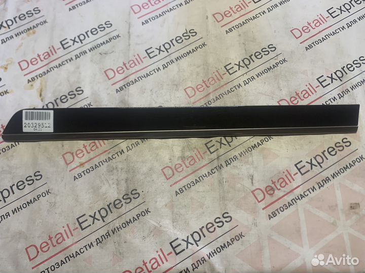 Молдинг задней левой двери