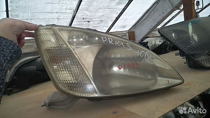 Фара правая Toyota Prius NHW10 2001