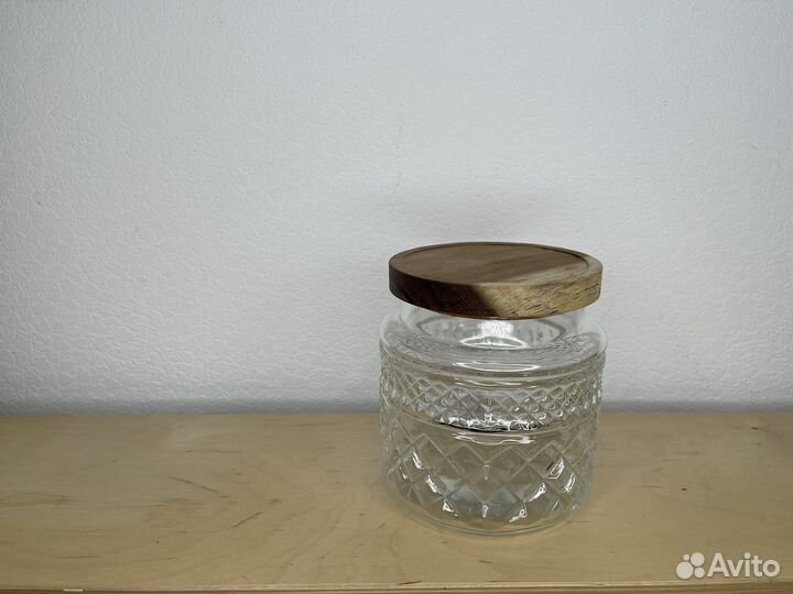 Банка с крышкой