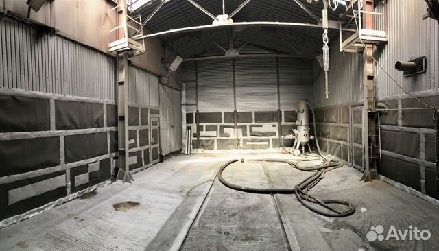 Spk group дробеструйная камера. Пескоструйная обработка. Пескоструйная обработка металла. Пескоструйный цех. Пескоструйка металла.