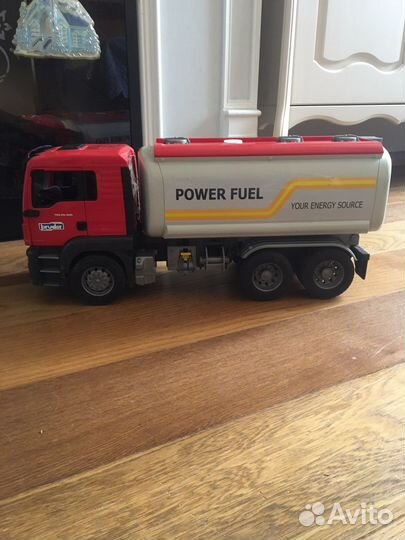 Грузовик бензовоз,нет левого зеркала и нет шланга