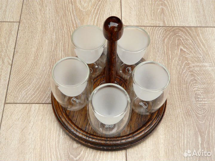 Набор стаканов на деревянной подставке