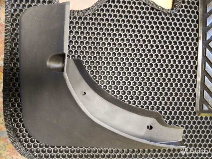 Брызговик задний правый Джили Атлас