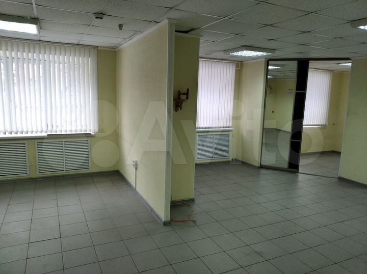 48.5 м² на 1 этаже рядом с входом. Рабочее место