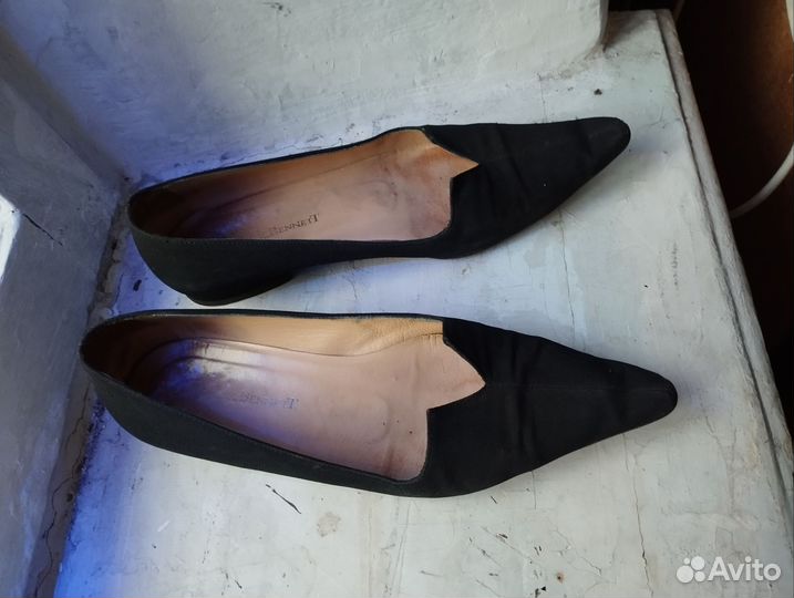 Туфли на низком каблуке 38 острый нос разрез