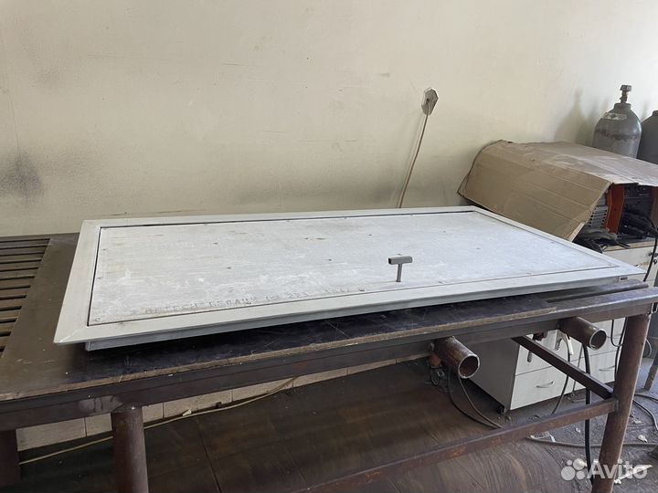 Люк напольный под плитку с амортизаторами 600х600