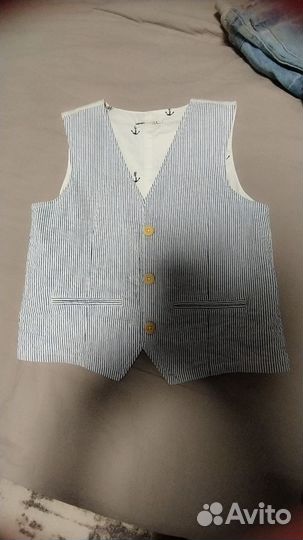 Жилет и джинсы комплектом на мальчика 6/8 лет