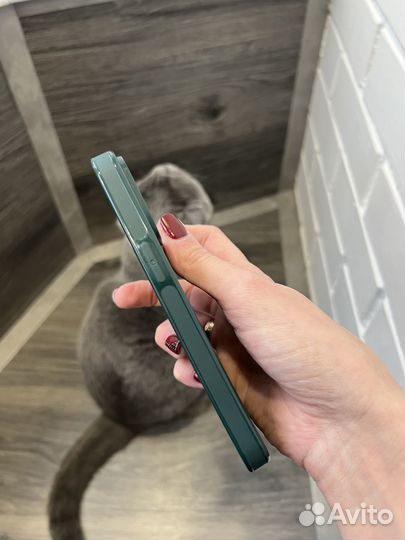 Чехол на iPhone 13 pro зеленый