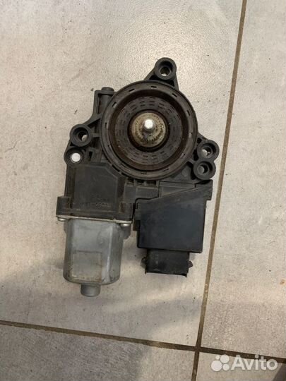 Мотор стеклоподъемника передний левый Kia Ceed 2