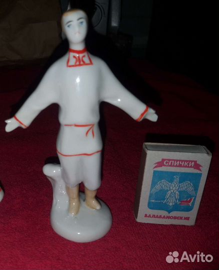 Фарфоровая статуэтка 