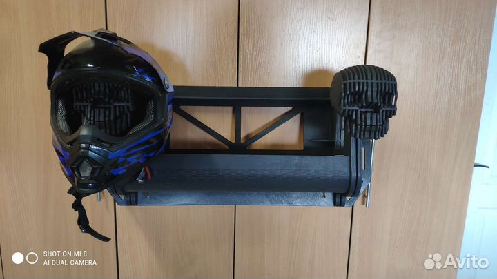 Вешалка с полкой для шлема