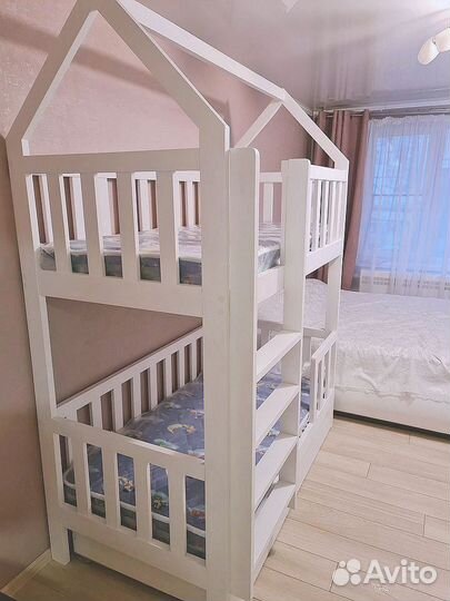 Детская двухъярусная кровать