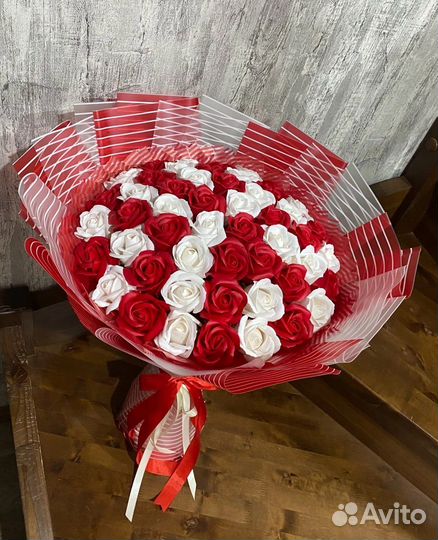 Мыльные букеты из 51 розы