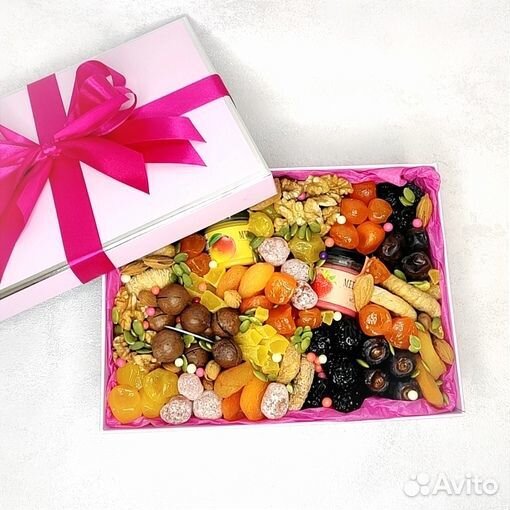 Подарочный набор женский. Орехи, сухофрукты, мед