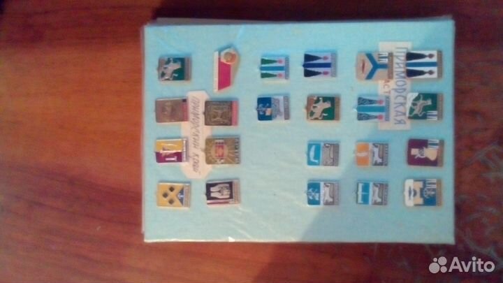 Продается коллекция значков
