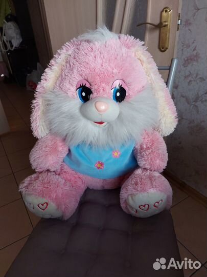 Большой плюшевый заяц