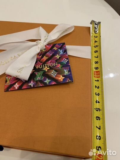 Коробка louis vuitton,есть подарочный покет.20х20