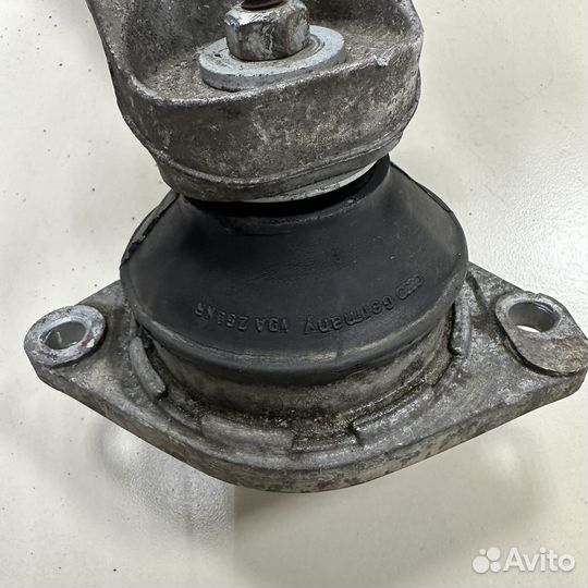 Подушка двигателя правая Audi 80 B4 ABT ABK ориг