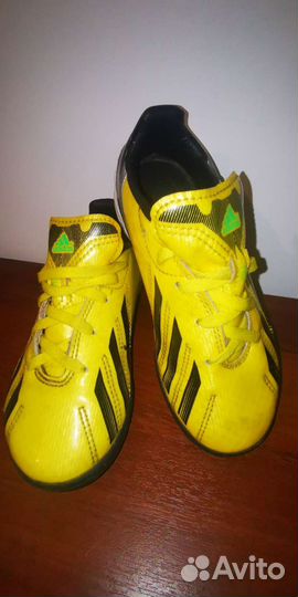 Футбольные бутсы adidas