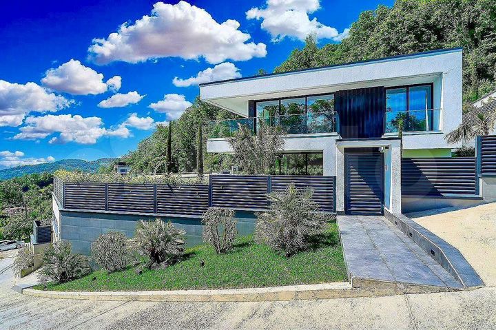 Дом 247 м² на участке 7,5 сот.